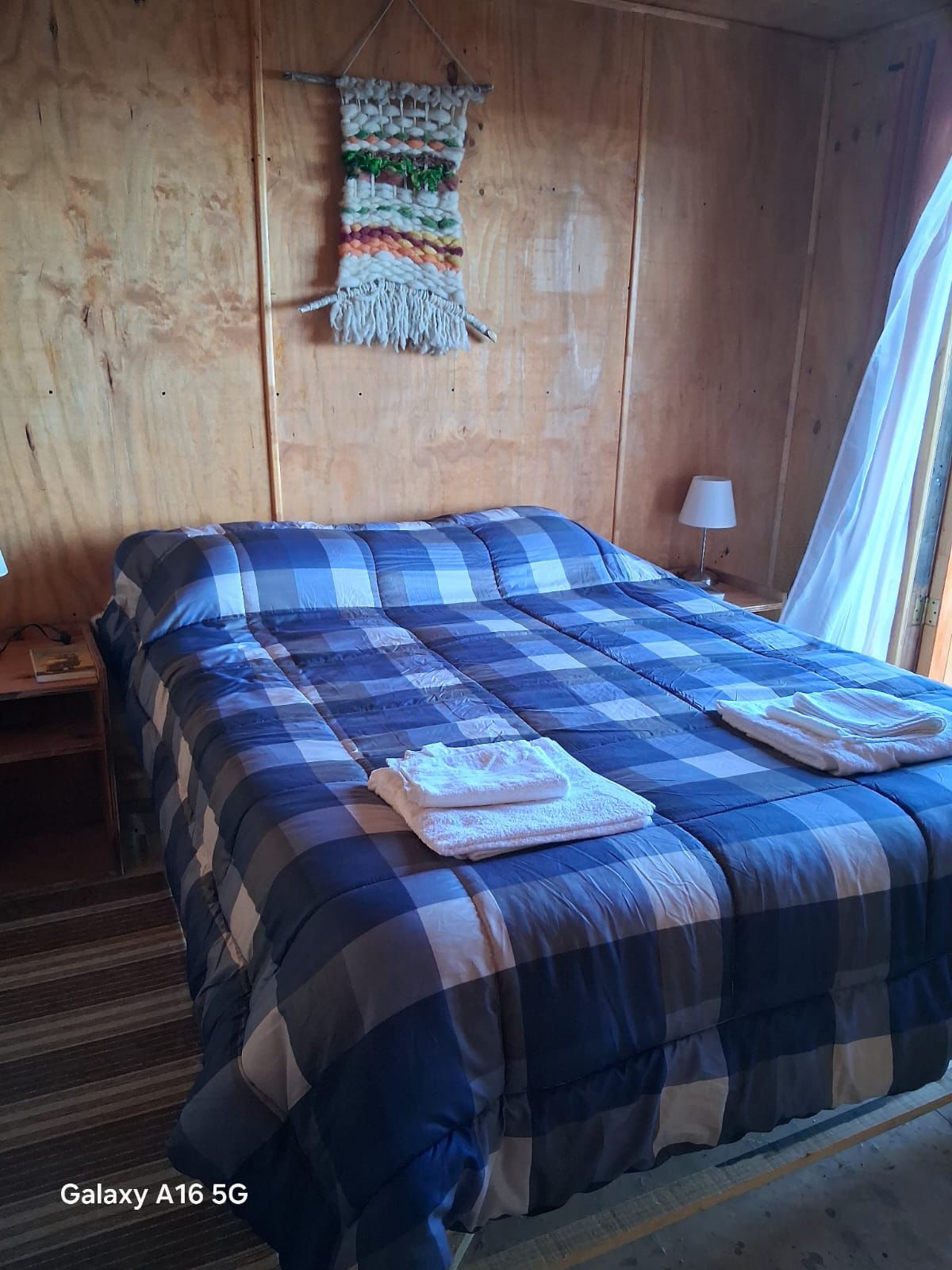 Habitación con cama blanca y azul